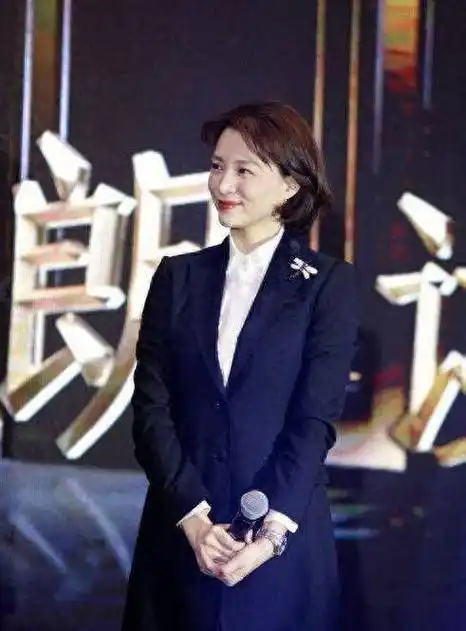 49岁的董卿,很厉害:穿着简单,没有长发,没有化妆,却有一种惊人的气质