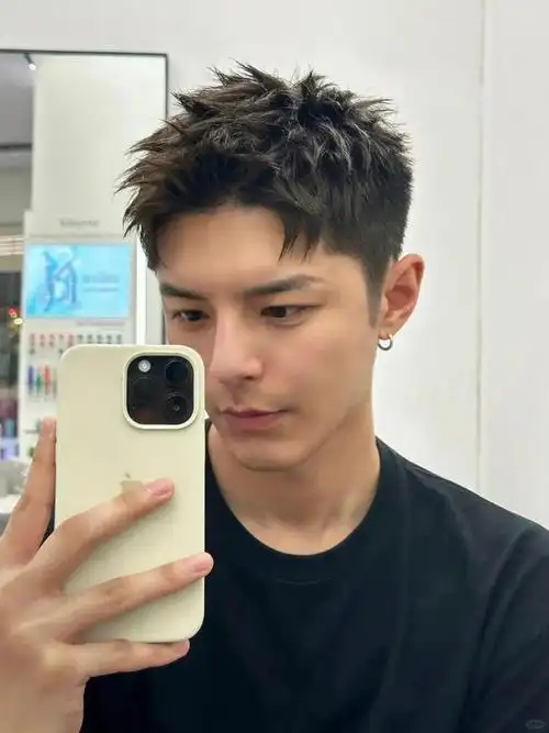 90后男生别留"幼稚"的发型,这3款阳光帅气,剪完不帅你打我