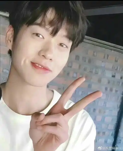 959595梦见我和魏大勋官宣了,一共发了两张照片,一张是一起比