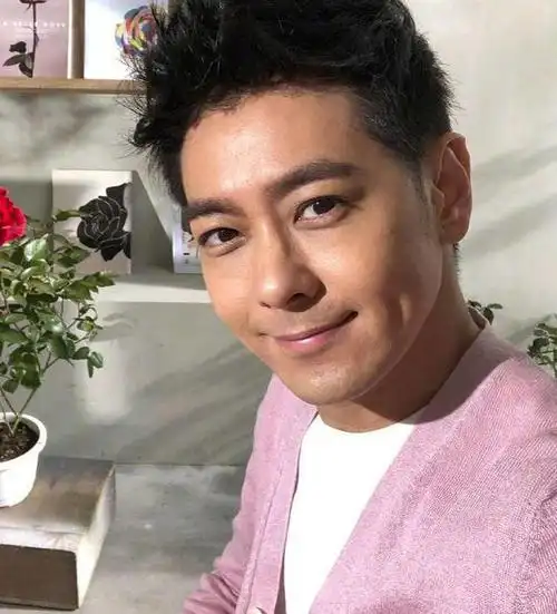 49岁林志颖高清图曝光,穿红衣与粉丝合影没架子,脸部轮廓引热议