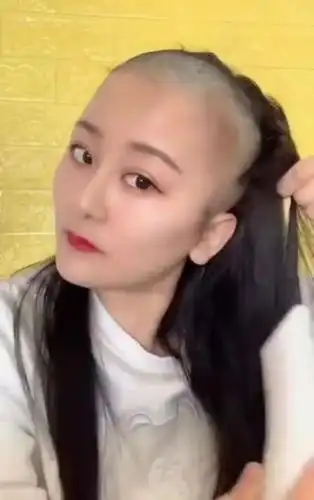 美女剃光头,怎么舍得把这么漂亮的头发都剃掉