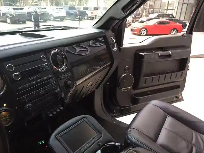 内饰方面:福特f650超级皮卡是一款皮卡车型.