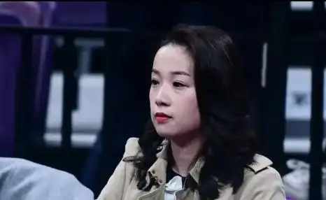 此次来到退役现场也吸引力摄影师的镜头,照片中的唐佳良五官精致,看