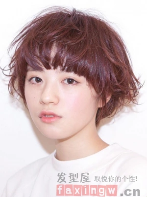最后一款也是很受短发控女生们喜欢的齐刘海的蓬松短发烫发发型,白皙