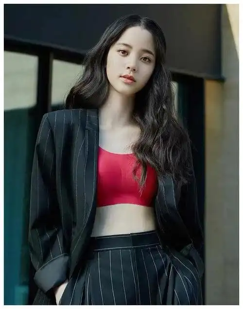 欧阳娜娜内衣大片新鲜出炉,却引起热议,网友:这是毛衣广告吧?