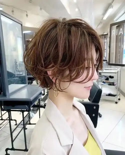 女性头顶发量少适合什么发型(头顶头发少的短发发型)_小强知识网