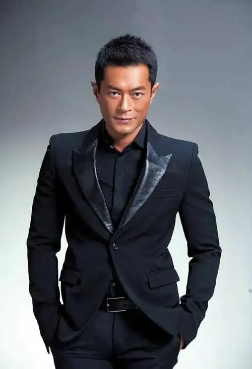 回顾香港这一夜,古天乐脸垮成蜡像,曾志伟胖一圈,70岁成龙赢了