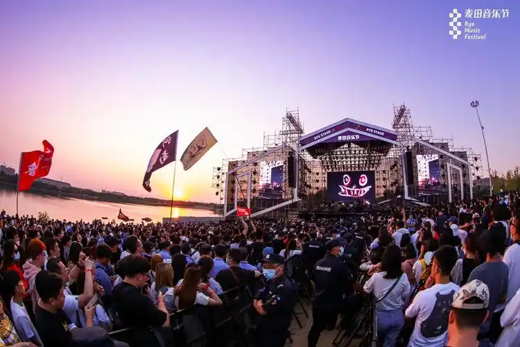 淄博麦田音乐节薛之谦郑钧等音乐人开唱 5万观众齐聚现场