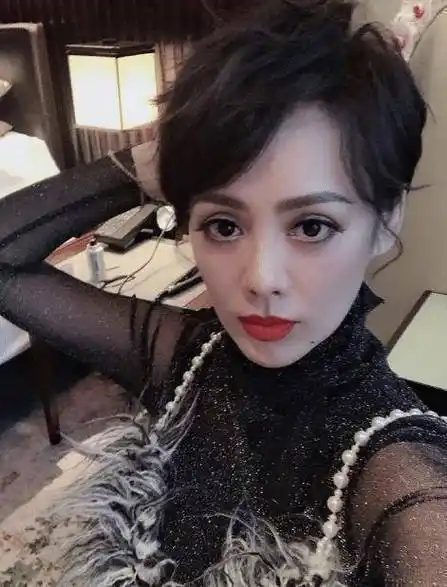 素颜状态下的宁静肤色蜡黄脸蛋细纹明显,没了眼妆眼周状态被展现出来