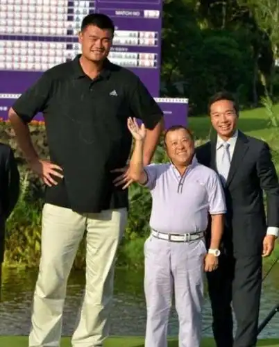 姚明和谁合影几乎都站着笔直,唯独和最后一位合影却弯下了腰!