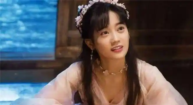 郑湫泓的古装扮相清新可爱,有点撞脸鞠婧祎但是没有鞠婧祎精致,又有点