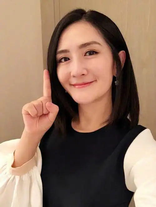 谢娜复工晒美照 自曝裙子太合身连口水都不敢喝