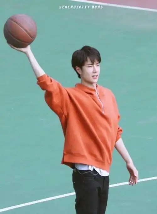 程潇好吧 ……………………篮球场 程潇(一直看) 王一博喜欢打篮球?