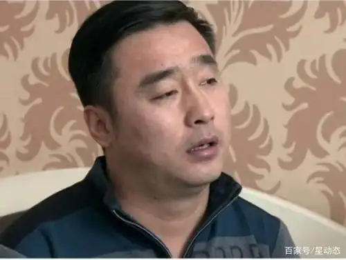 张凯在乡爱6中曾有出演,扮演详谈哥的忽悠搭档. 20,沈春阳饰演的张总