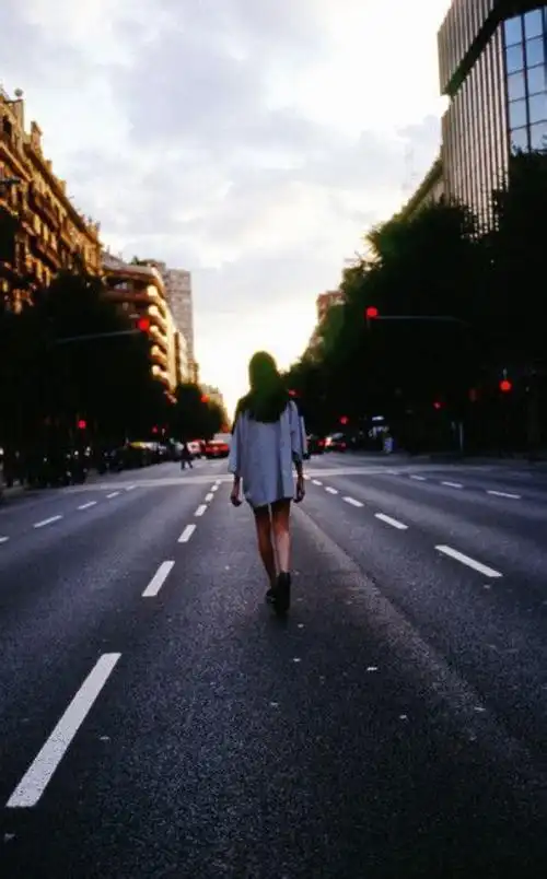 壁纸 女生 意境 背影 街头