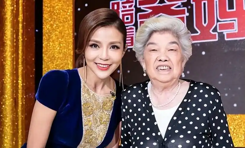 回顾女主持人朱迅嫁普通的湖南丈夫吃婆婆剩饭伺候瘫痪公公