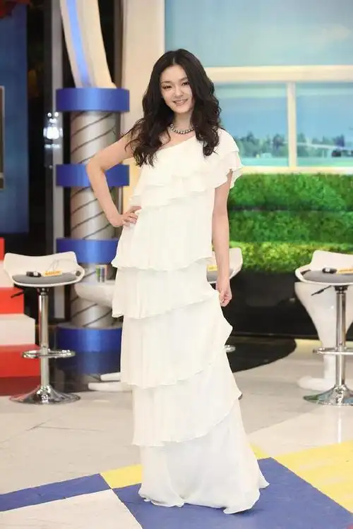 大s|减龄|发型|卷发|盘发|连衣裙|时尚品味_网易订阅