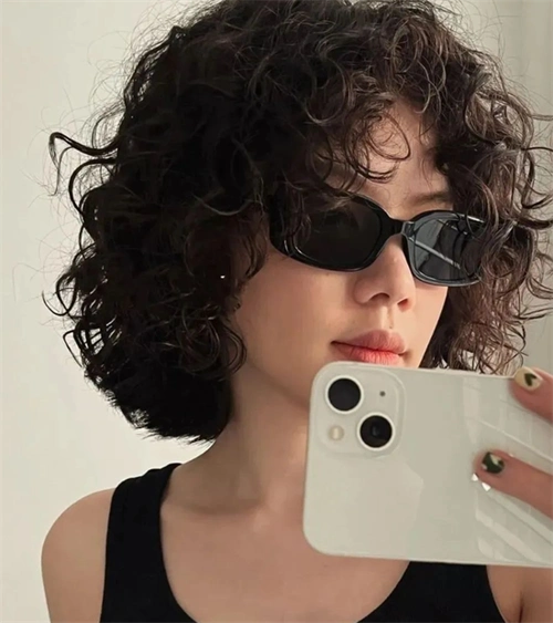 a字羊毛卷发型,洋气无比的卷发轮廓,中分八字更是修饰圆润的脸型.