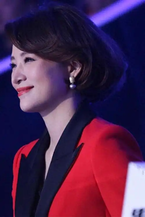 董卿一笑好暖心穿红色西装套装配波波头发型亮相气质大方优雅