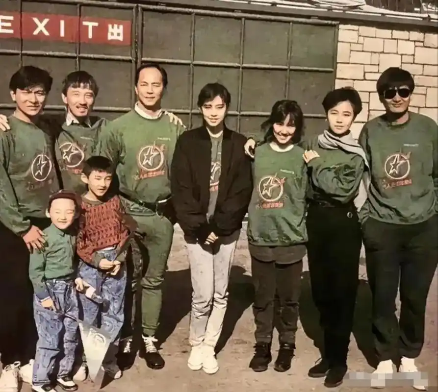这张照片拍摄于1987年,香港艺人们的合影.