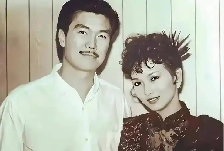 赵雅芝的3个儿子,长子45岁次子42岁,小儿子35岁,个个让她骄傲_黄汉伟