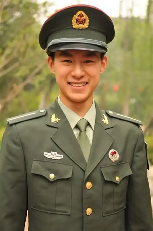 中国帅锅都当兵了