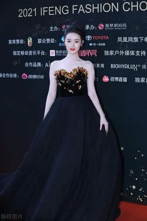 袁冰妍的身材堪称完美,她的身高适中,既不显得过于高挑也不显得矮小