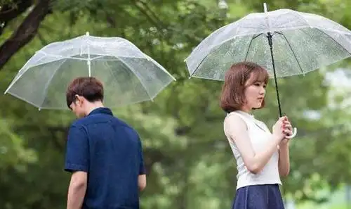 其后,荣某与秦某感情逐渐疏远,争吵不断,导致分手.