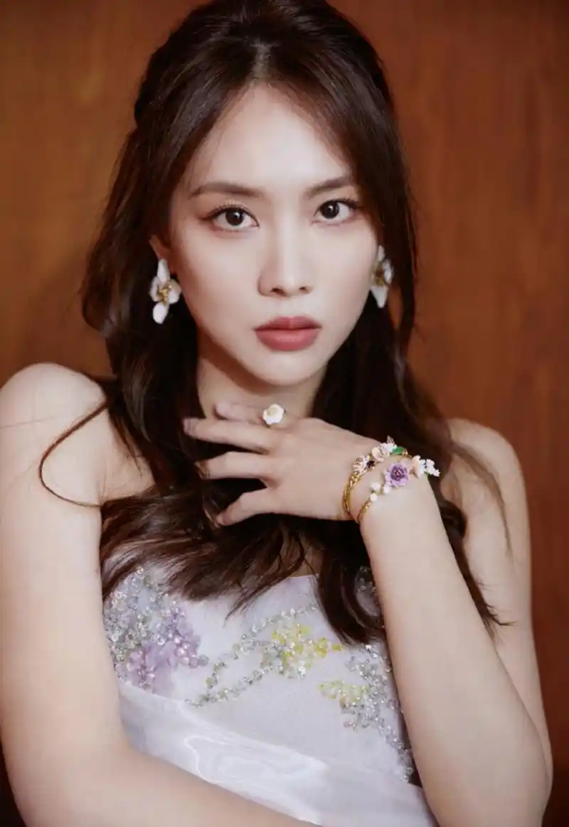 花样少女#王霏霏# 肤白貌美的容颜,窈窕曼妙的身材,白皙水嫩的大长腿