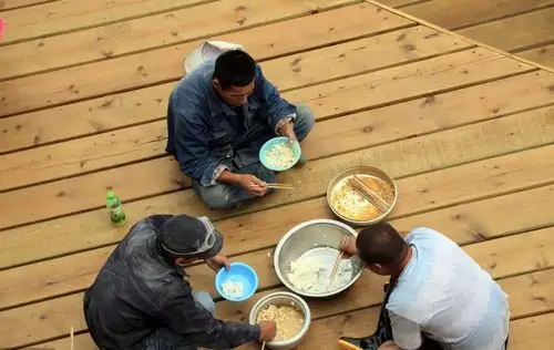 实拍农民工吃饭场景你能忍着眼泪看到第几张