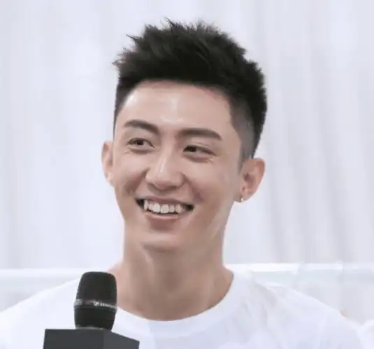 盘点娱乐圈里长小虎牙很可爱的9大明星:你被哪一位的笑容治愈了