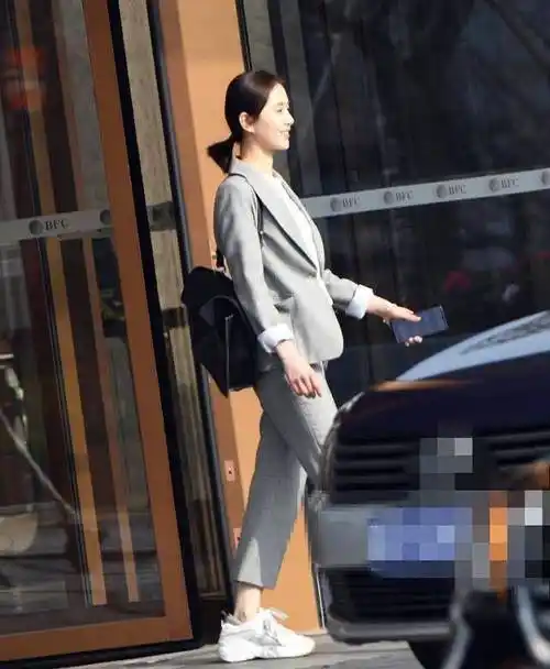 刘诗诗穿着九分裤,露出脚踝.看得出来她的腿很细,是一位爱笑的女演员.