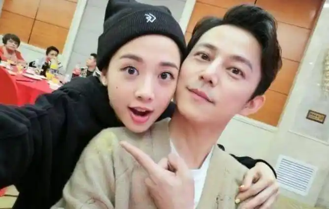 何炅47岁老婆终露面?颜值变化大引争议,陪伴何炅20年却被否认!