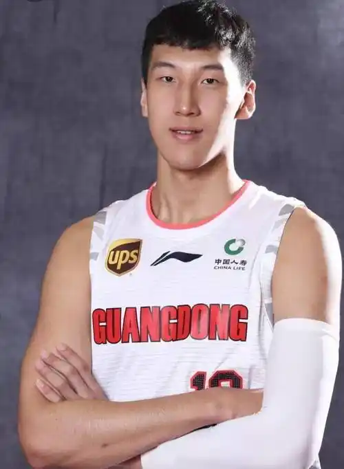 大前锋1999年8月20日出生:河北秦皇岛体重: 109kg身高: 206cm杜润旺