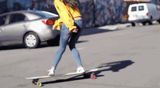 大长腿版桂纶镁在长板上蹦蹦跳跳的她清新脱俗