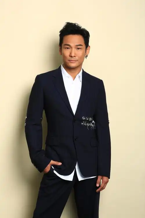 年2月10日出生于香港,拥有中国,西班牙和菲律宾血统,华语流行乐男歌手