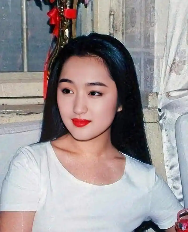 一组杨钰莹青春时照片,歌甜人美,这样的天然美女已经不会再有了
