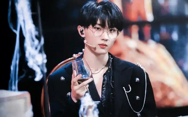 不得不说,马哥戴眼镜还是蛮斯文败类的真帅#马嘉祺