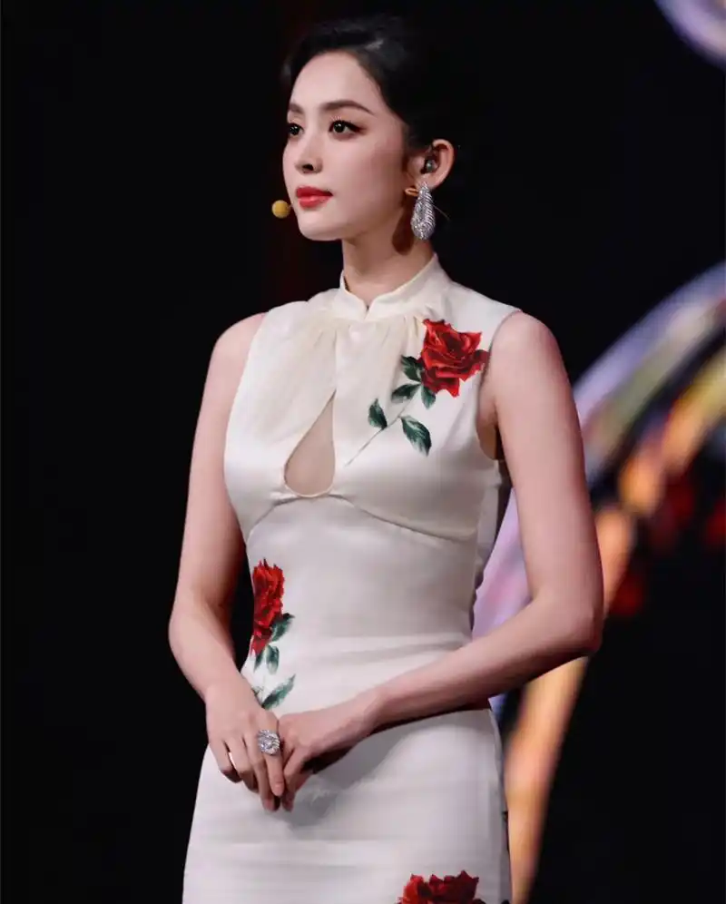 古力娜扎厦门金鸡造型!本来挺优雅的,为啥要开一个洞?