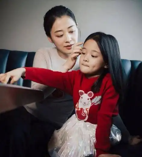 梅婷儿女正脸照曝光,女儿眉眼和她似复制粘贴,儿子圆嘟嘟太像爸