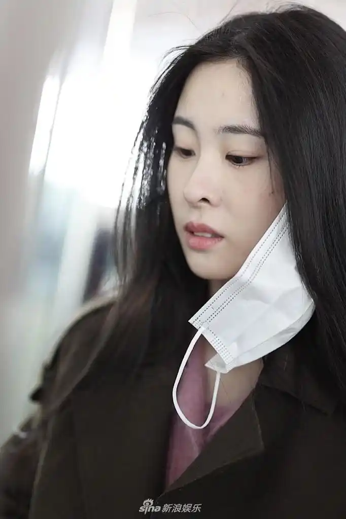 组图张碧晨长发披肩双眸清澈气质佳露素颜对镜浅笑清纯可人