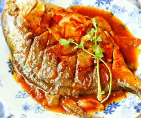 来一款稍微重口味点的孜然酱焖鲳鱼