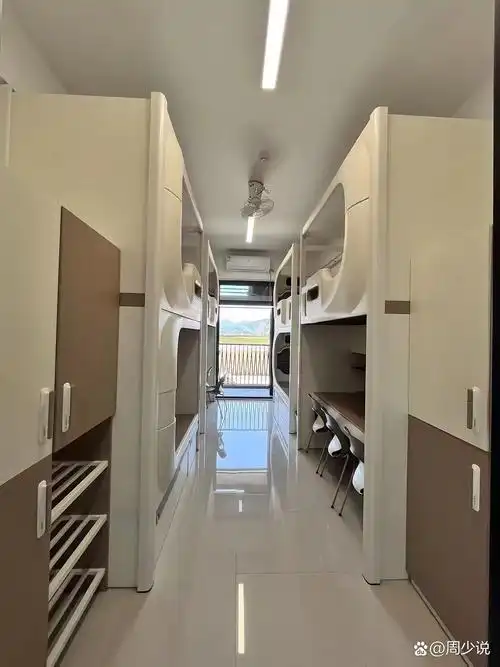 这样的大学宿舍环境真是让人羡慕,上床下桌,不但设计感强,而且还特别