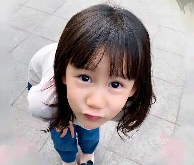 孙莉分享二女儿黄少艾最新照片,哥特风十足,侧脸像极了爸爸黄磊