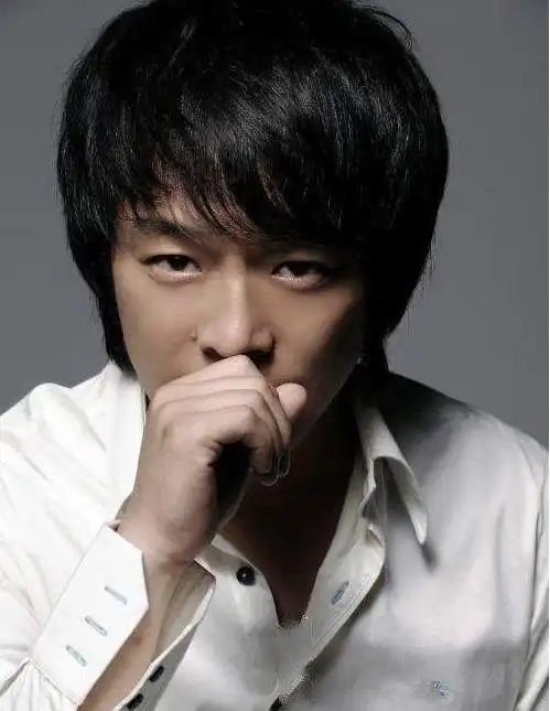 黄渤年轻照曝光颜值逆天,老婆陪他吃苦是有原因的,如今功名成就