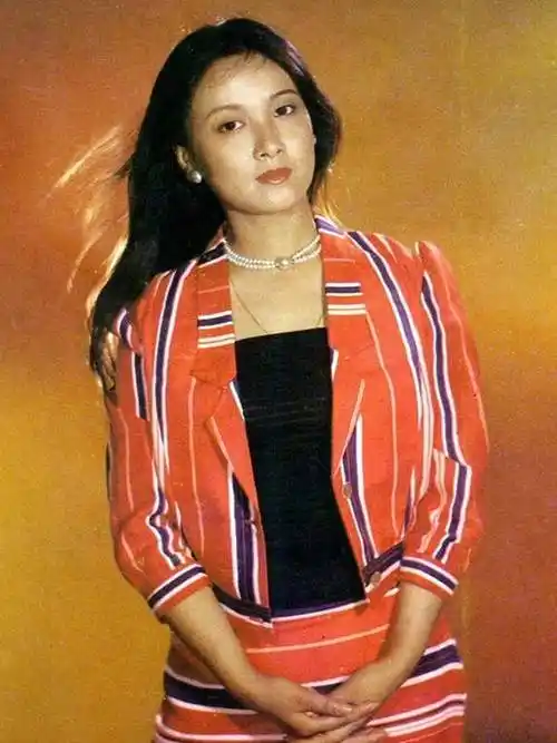 80年代女影星邓婕,罕见老照片,年轻时是个大美女