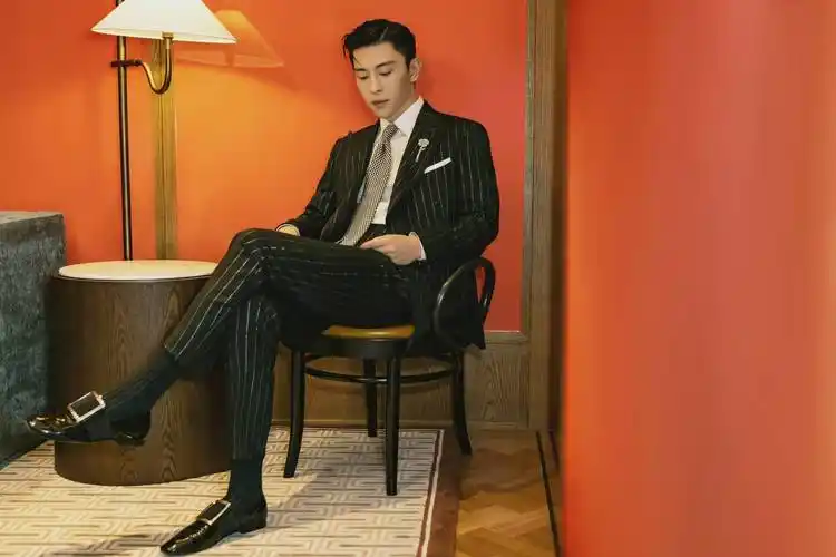 活动造型 身穿银丝条纹西服套装,搭配乐福皮鞋出席时尚活动……_邓伦