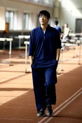 图文:刘翔回国后首次公开训练 面无表情行走