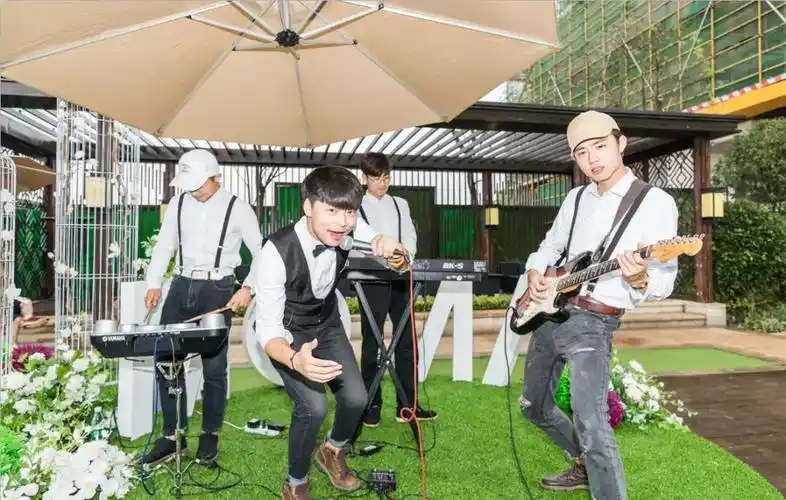 现场显露出原本的姿色 实景图 悠扬的提琴四重奏 激情澎湃的乐队演唱