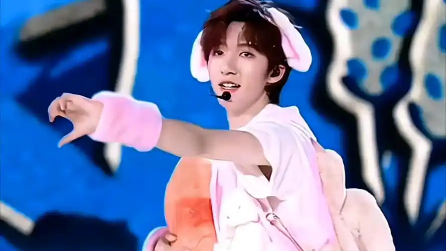 贺峻霖 | 兔子这么可爱想rua!